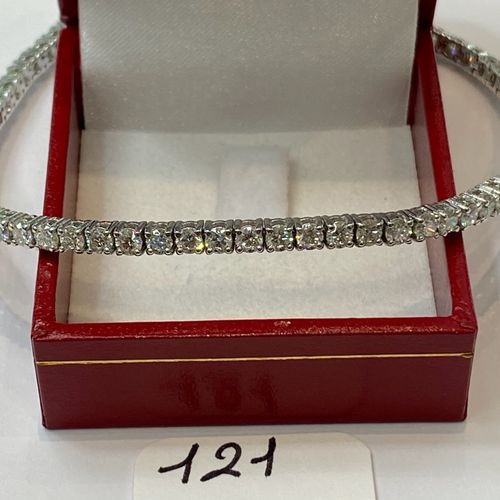 Null Bracelet ligne en or gris, entièrement serti de 53 beaux diamants taille br&hellip;