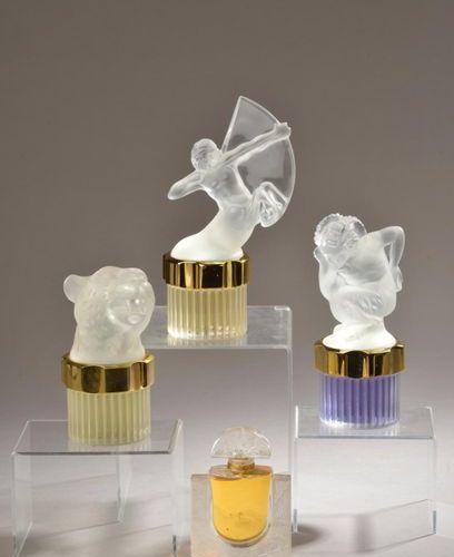 Null *T526/5 LALIQUE. Ensemble comprenant : 
- Lalique parfums - Chevrefeuille -&hellip;