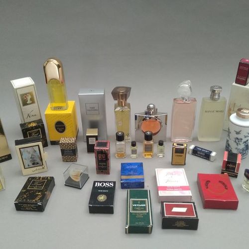 Null DIVERS PARFUMEURS (Années 1990)
Fort lot d'environ 100 diminutifs parfums d&hellip;