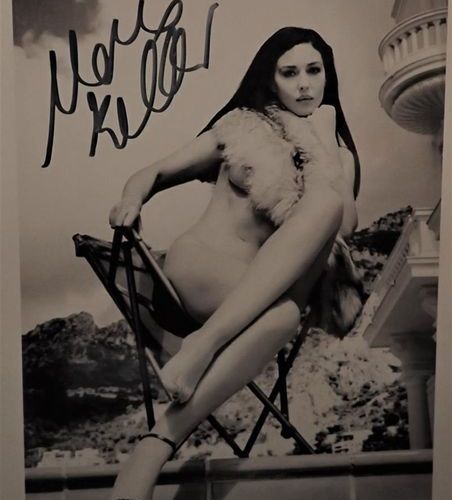 Null 36 photographies encadrées d'actrices/modèles avec autographes originaux do&hellip;