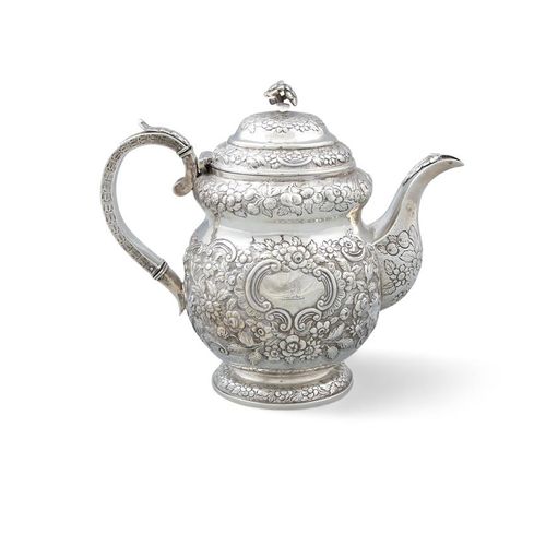 Null 爱尔兰乔治四世银质茶壶，都柏林，约1824年，制造商标记为Edward Crofton，有刻度的铰链盖和铸造的双花顶盖，大量的压印和追思的叶子和花朵装&hellip;