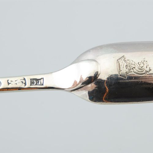 Null 一把乔治三世的平头箭嘴，伦敦约1765年标记的Thomas Chawner；还有一把平头锥柄勺子，伦敦约1774年，（约3.30金衡盎司）。(2)