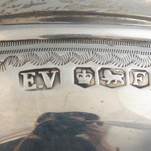 Null 银质三件套茶具，谢菲尔德，约1947-50，Viner's Ltd.的标志，椭圆的柱子形式，有引擎雕刻的带子，在平台底座上升起（3）。(约34.99金&hellip;