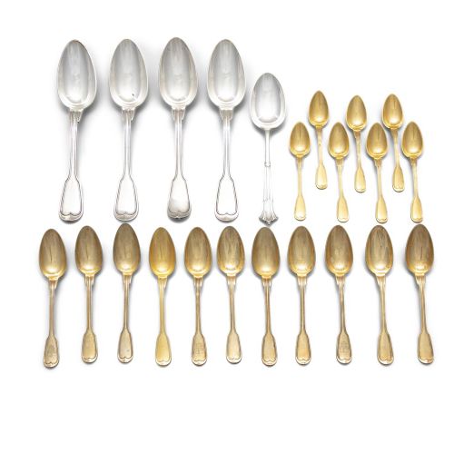 Null 一套四件康斯坦丁式和螺纹式白金属餐匙和一系列银质镀金茶匙和咖啡匙，以及一系列镀银 "Onslow "图案餐具