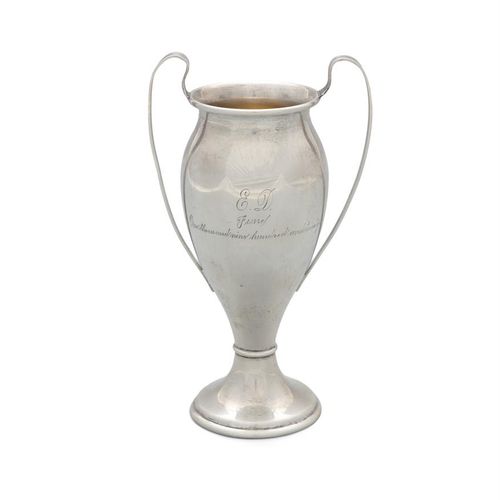 Null 美国银质双柄杯，约1900年，印有 "纯银"-制造商标记，R.W & S的新艺术设计，内部镀金，刻有 "六月，一千九百二十二"，高17厘米（约4.47&hellip;