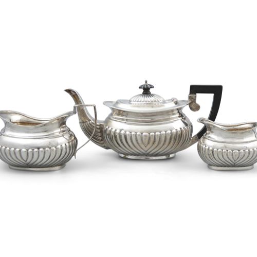 Null 爱德华银制三件套茶具，伯明翰，约1905年，制造商的标记被擦拭，有镶边，主体有凹槽，（约18.17金衡制盎司，全部在）。