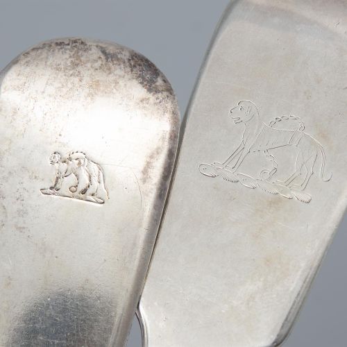 Null 一套相配的FIDDLE PATTERN银制餐具，伦敦，不同的日期和制造商，每件都刻有Fitzgerald家族的徽章，一只有领子和链条的猴子，包括。- &hellip;