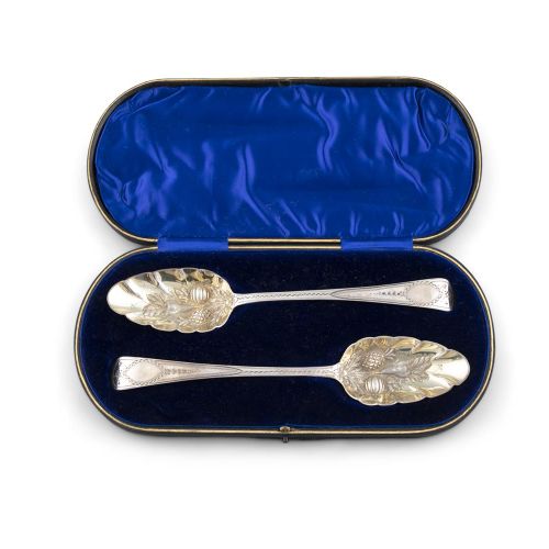 Null 一对银制浆果勺，伦敦，约1800年，制造商标记为Thomas Streetin，有明亮的切割手柄和镀金的碗（约3.18金衡盎司）。长22厘米