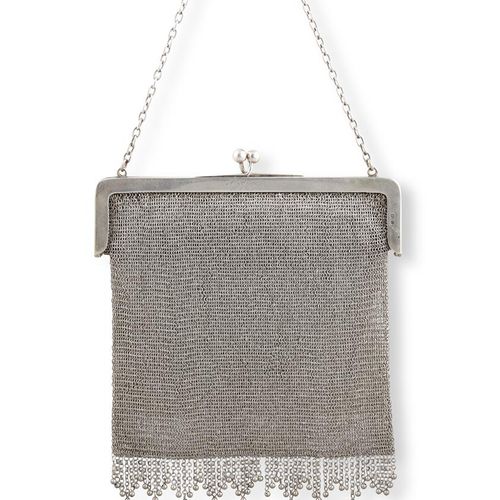 Null AN EARLY 20TH CENTURY SILVER EVENING BAG, the woven mesh-link purse, accent&hellip;