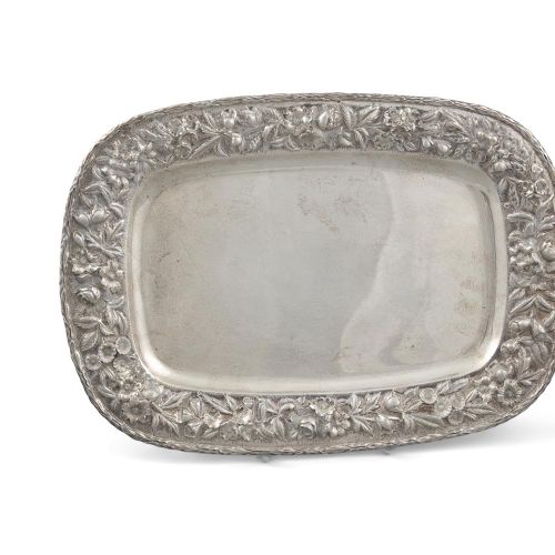 Null 一对维多利亚时期的银制甜饼篮，伦敦，约1894年，制造商标记为Holland, Aldwinckle & Slate，形状为穿孔的椭圆形，边缘装饰有花&hellip;