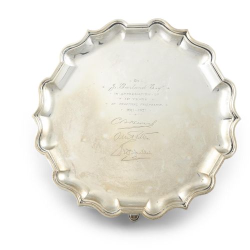 Null A GEORGE V SILVER SHAPED CIRCULAR PRESENTATION TRAY, London c.1921, marchio&hellip;