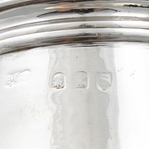 Null 一个维多利亚时期的银制糖杯，伦敦1893年，Elkington & Co Ltd.，有尖顶的顶盖，顶部有穿孔的拉环，平坦的梨形杯身有中央的腰带，在一个&hellip;