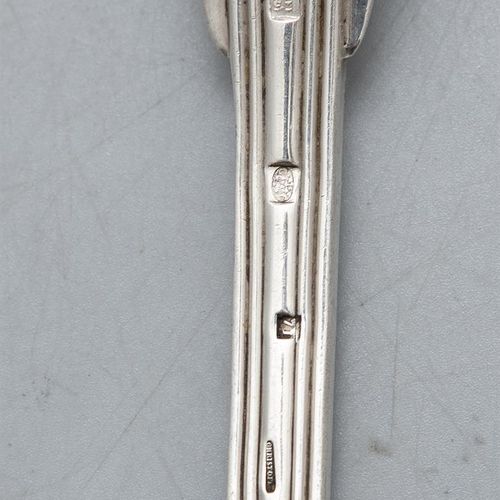 Null 一套四件康斯坦丁式和螺纹式白金属餐匙和一系列银质镀金茶匙和咖啡匙，以及一系列镀银 "Onslow "图案餐具