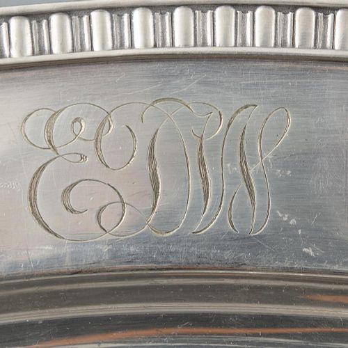 Null 一个由纽约的Gorham制作的美国电镀肉盘，宽50厘米。还有两个圆形的'piecrust'服务盘，19世纪，一个由纽约的Gorham制作，直径35.5&hellip;
