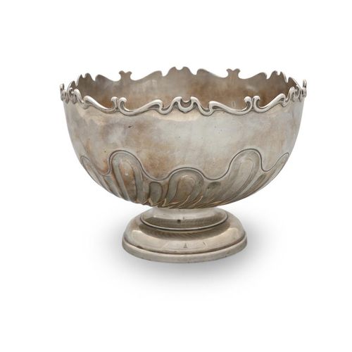 Null NEDWARDIAN银玫瑰花碗，谢菲尔德，1909年，Fordham & Faulkner的标志，圆形，波浪形的边缘，主体装饰有Wyvern flut&hellip;