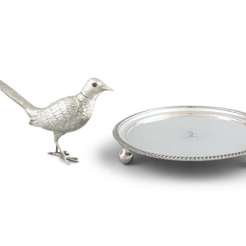 Null 一个维多利亚时期的谢菲尔德板式圆盘卡盘，有镶边，保留有雕刻的徽章，在三个球脚上凸起。直径21厘米；连同一个刻有鸟形的白色金属桌饰。(2)