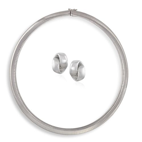 Null 一条黄金项链和一对黄金耳环，18K金花式项链，长约41厘米，内径12.2厘米，连同一对18K金 "结 "耳环，长1.3厘米。
