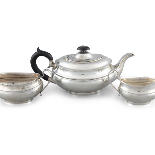 Null A SILVER THREE PIECE TEA SERVICE, Sheffield c. 1947- 50, marchio di Viner's&hellip;