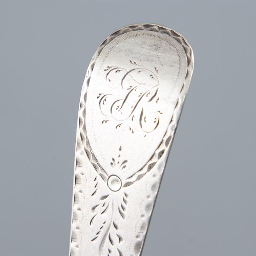 Null 一套六件乔治三世银制的汤匙，伦敦，约1787年，托马斯-沃利斯二世的标记；连同一对匹配的汤匙，伦敦，约1791年，"I B "的标记，（约15.27金&hellip;