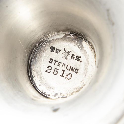 Null 美国银质双柄杯，约1900年，印有 "纯银"-制造商标记，R.W & S的新艺术设计，内部镀金，刻有 "六月，一千九百二十二"，高17厘米（约4.47&hellip;