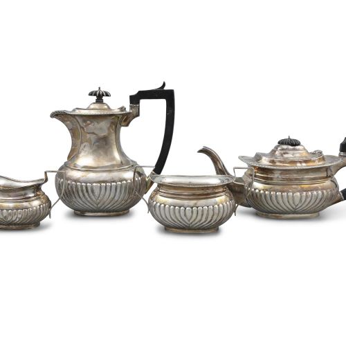 Null 爱尔兰银制四件套茶和咖啡服务，都柏林，约1919/1920/1922年，West & Son的标志，包括茶壶和咖啡壶，奶油壶和糖碗，有棱角的长方形壶身&hellip;