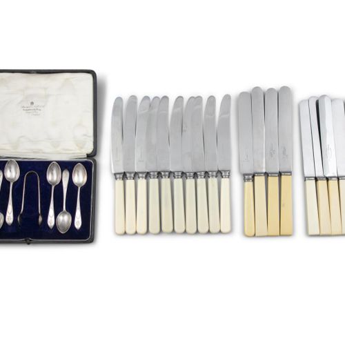 Null A CASED SET OF SIX SILVER TEASPOONS AND A MATCHING SUGAR NIPS, London c.192&hellip;