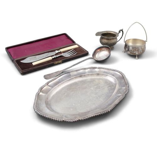 Null AN ASSORTED COLLECTION OF SILVER PLATED ITEMS, comprising a cream jug appli&hellip;