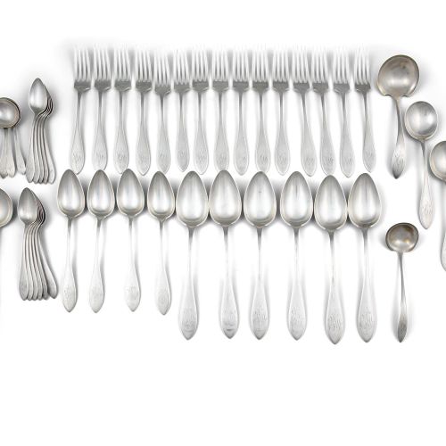 Null 一套大型的美国银制龙头餐具，包括一套15个大餐叉，6个大餐勺，4个甜点勺，4个汤勺，11个大茶匙，4个大保鲜勺和2个酱勺，（约81金衡盎司）。(84件&hellip;