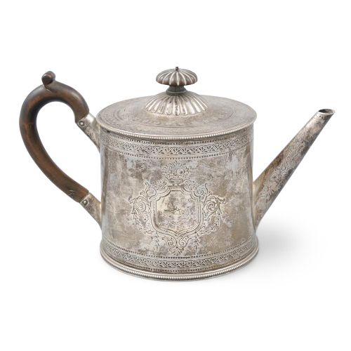 Null 乔治亚风格的银制茶壶，伦敦，约1877年，制造商标记为Walter & John Barnard，圆柱形，壶身、壶盖和壶嘴都有明亮的切割花纹装饰，沿着&hellip;