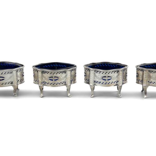 Null 一套四件维多利亚时期的银制盐罐，伦敦，约1892年和约1895年，标记为 "TB"，有穿孔和雕刻的装饰，有蓝色的衬垫，凸起在曲尺腿上（约8金衡盎司，不&hellip;