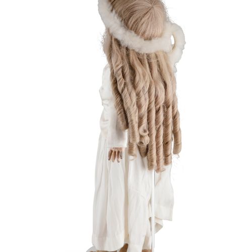 Null 一个巨大的西蒙和哈尔比格比塞克头的娃娃，约1900年，穿着奶油色的丝绸服装，有人造珍珠，金黄色的卷发，棕色的眼睛，有马海毛的睫毛，有关节，刻有1078&hellip;