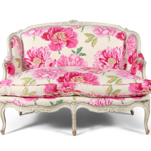 Null 维多利亚时代的女式沙发，奶油色的框架上雕刻着花朵和叶子的装饰，用奶油色的布料装饰着粉色的牡丹花，还有长的乳鸽垫。133 x 95厘米