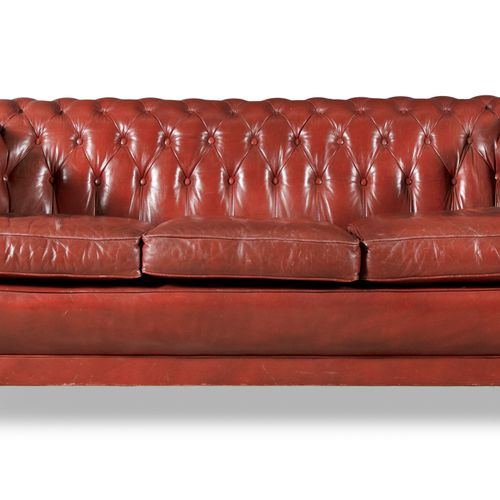 Null 一张切斯特菲尔德布顿靠背三座沙发，用焦橙色的皮革装饰，有三个靠垫。宽194厘米，深100厘米，高71厘米