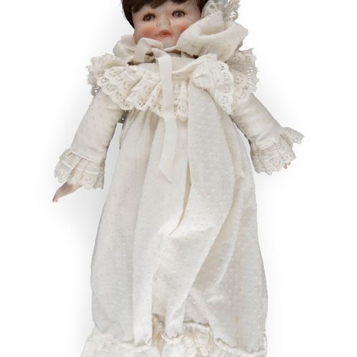 Null 一个HEUBACH双色瓷娃娃，约1910/20，一个站立的婴儿，身穿黄色衣服的手臂，高26厘米，有压印和刻痕；连同一系列的小双色瓷婴儿娃娃。(7)