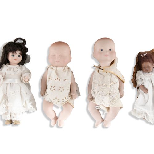 Null 一个HEUBACH双色瓷娃娃，约1910/20，一个站立的婴儿，身穿黄色衣服的手臂，高26厘米，有压印和刻痕；连同一系列的小双色瓷婴儿娃娃。(7)
