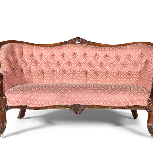 Null 一张维多利亚时期的路易斯-昆士牌胡桃木沙发，模制的框架上有叶子，上面有一个纽扣的背部，有滚动的扶手，有叶子的高脚椅和滚动的脚。宽163厘米