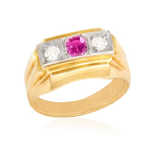 Null 粉红蓝宝石和钻石三石戒指，中央是长方形切割的粉红蓝宝石，中间是两颗明亮式切割的钻石，装在18K金的簧片上，戒指尺寸为O½ * 本拍品无底价出售