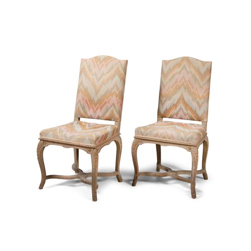 Null Paire de fauteuils latéraux en bois fruitier sculpté et encadré, datant de &hellip;