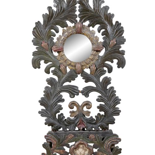 Null 一件19世纪CONTENTAL雕花，镶边和涂漆的木制壁挂架，形状修长，有一个合并的架子，下面有一面嵌入的圆形镜子和一对镜子的残骸，91 x 47厘米和&hellip;