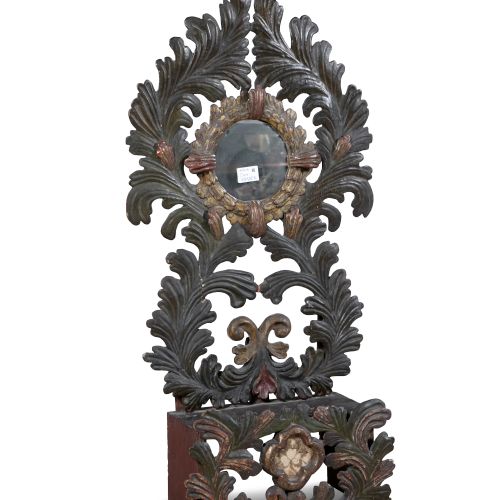 Null 一件19世纪CONTENTAL雕花，镶边和涂漆的木制壁挂架，形状修长，有一个合并的架子，下面有一面嵌入的圆形镜子和一对镜子的残骸，91 x 47厘米和&hellip;