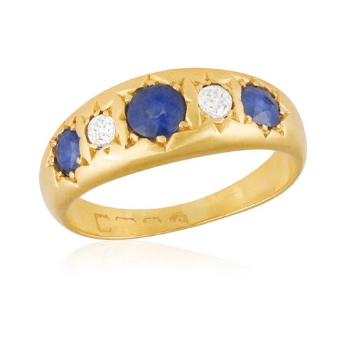 Null 蓝宝石和钻石礼服戒指，由三颗圆形切割的蓝宝石和两颗老式切割的钻石组成，镶嵌在黄金中，戒指尺寸为L½ * 本拍品无底价出售。