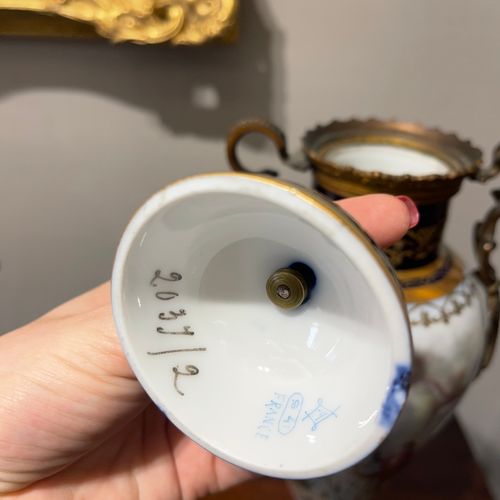 Null PAR DE URNAS DE PORCELANA DE ESTILO SEVRES cada una representando escenas d&hellip;