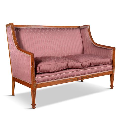 Null 一个爱德华时代的不透明沙丁木双座沙发，长方形软垫的背部和侧面用深粉色织物装饰，有两个松散的坐垫，框架上画有拖曳的铃铛花和花卉装饰，用方形的锥形腿支撑。&hellip;