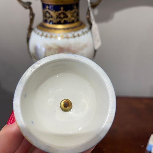 Null PAR DE URNAS DE PORCELANA DE ESTILO SEVRES cada una representando escenas d&hellip;