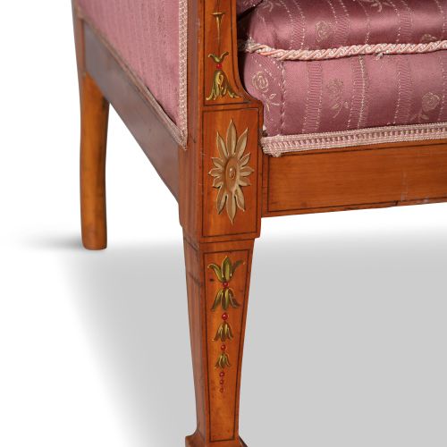 Null 一个爱德华时代的不透明沙丁木双座沙发，长方形软垫的背部和侧面用深粉色织物装饰，有两个松散的坐垫，框架上画有拖曳的铃铛花和花卉装饰，用方形的锥形腿支撑。&hellip;