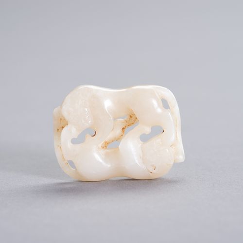 A WHITE JADE DOUBLE CAT CARVING A WHITE JADE DOUBLE CAT CARVING
Cina, dinastia Q&hellip;