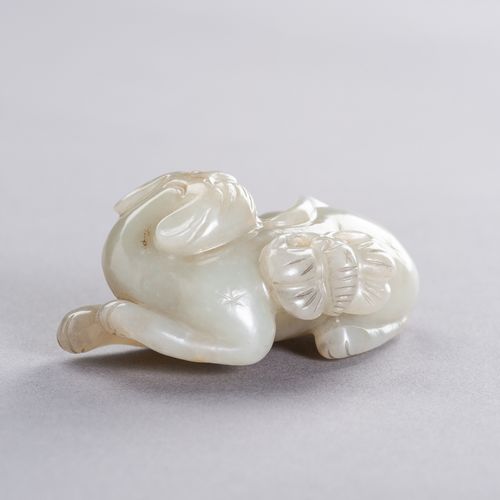 A CELADON JADE ‘CAT AND BUTTERFLY’ PENDANT, LATE QING TO REPUBLIC ANHÄNGER 'KATZ&hellip;