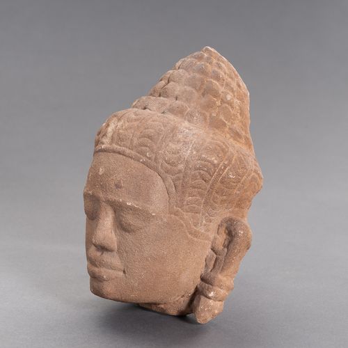 A KHMER SANDSTONE HEAD OF BUDDHA 高棉砂石佛像
高棉帝国，吴哥时期，12-13世纪。圆润的脸庞上雕刻着宁静的表情，勾勒出宽阔的嘴&hellip;