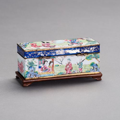 A CANTON ENAMEL BOX 一个CANTON ENAMEL BOX
中国，19世纪。一个长方形的盒子，有铰链的盖子，每边和盖子的顶部都有镶板，描绘了&hellip;