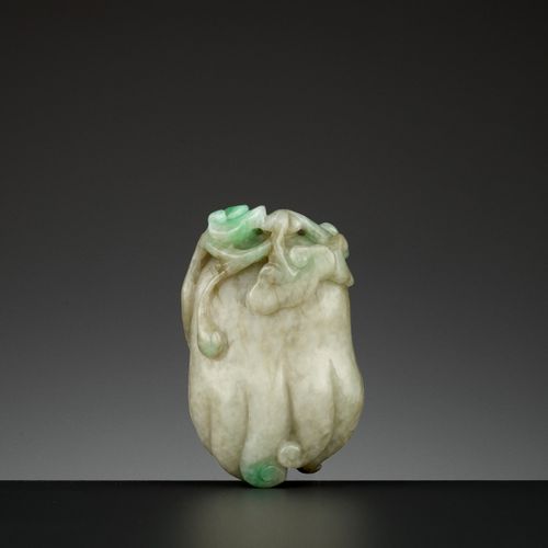 A ‘BUDDHA’S HAND’ JADEITE PENDANT, QING DYNASTY 佛手 "翡翠吊坠，清代
中国，19世纪。雕刻成一个被称为 "佛手&hellip;